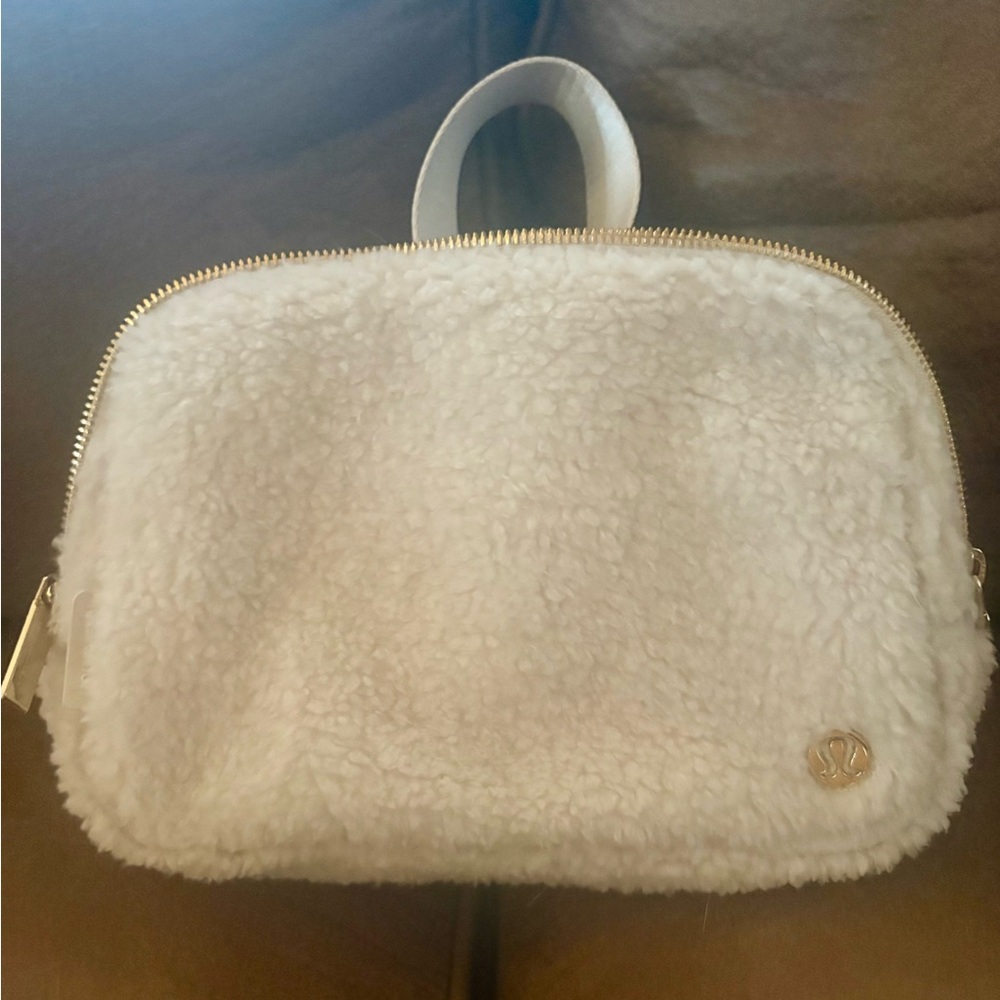 Lululemon everywhere belt bag large 1L white and gold Sherpa bag